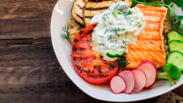 salmon-curado-con-especias-y-salsa-de-yogur